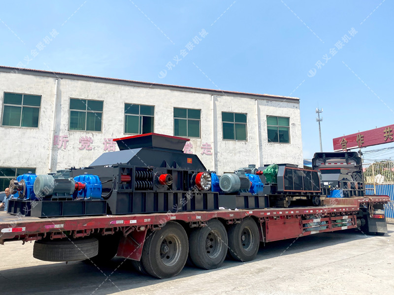 1200*1200雙齒輥破碎機，兩臺900*900軌道移動雙齒輥破碎機發往云南