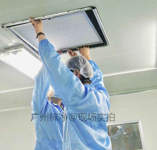 工作人員正在安裝潔凈室高效過濾器