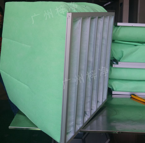 過濾棉袋式初效過濾器采用過濾棉縫制袋。 過濾棉袋式初效過濾器采用過濾棉縫制袋。