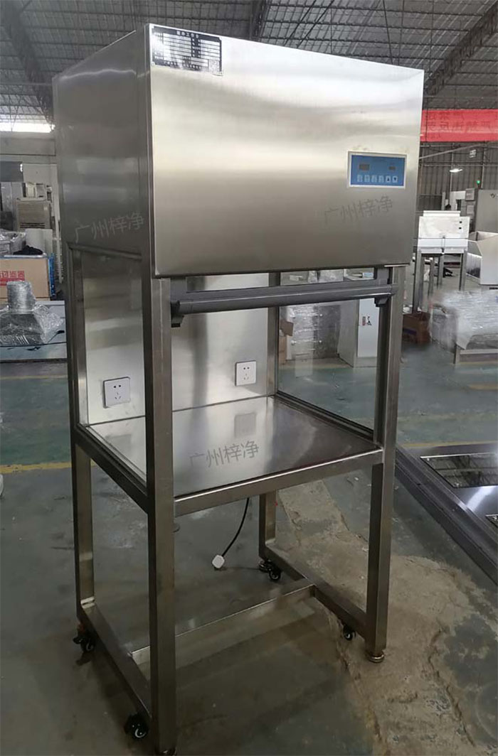 升降門超凈工作臺是采用單向空氣流,室內空氣經預初效過濾器進入靜壓箱,再經過高效空氣過濾器,最后在操作區內形成高度潔凈的單向空氣流,是提供操作區高潔凈度工作環境的理想設備。 升降門超凈工作臺是采用單向空氣流,室內空氣經預初效過濾器進入靜壓箱,再經過高效空氣過濾器,最后在操作區內形成高度潔凈的單向空氣流,是提供操作區高潔凈度工作環境的理想設備。