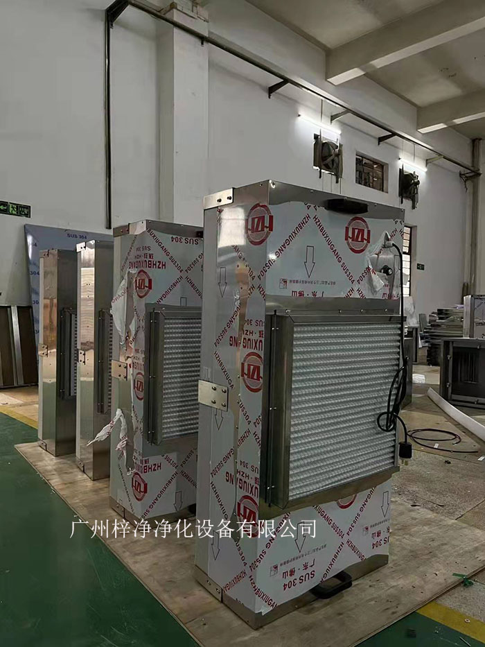 潔凈棚風機從FFU的頂部將空氣吸入，經(jīng)過初效過濾器，高效過濾器的過濾，過濾后的潔凈空氣以0.45m/s±20%的風速在整個出風面勻速送出到棚內(nèi)。