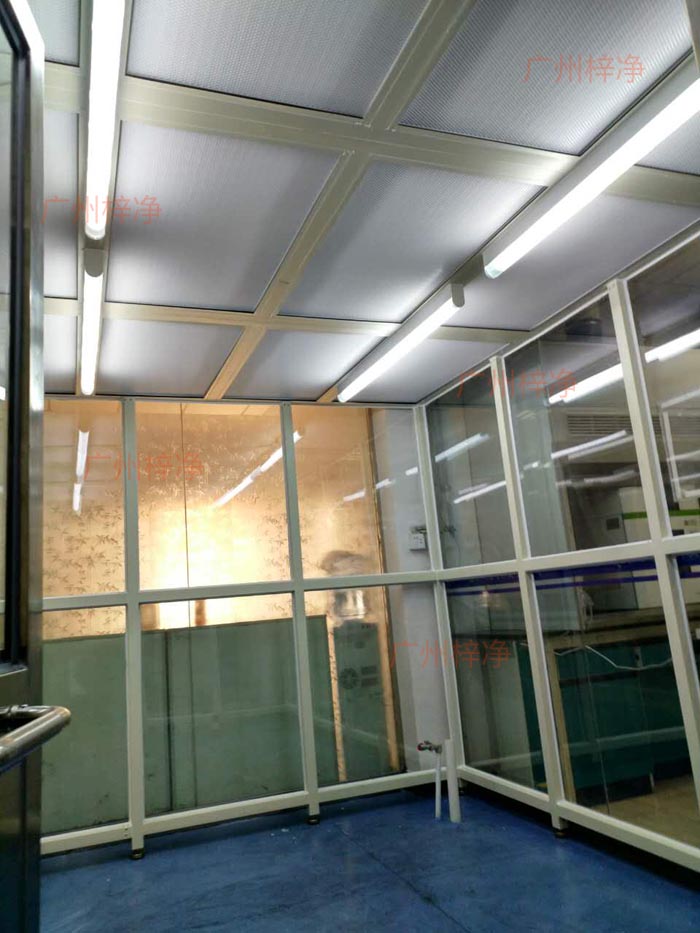 潔凈棚中的空氣過(guò)濾器是凈化空氣的核心部件，其性能直接影響潔凈度。高效空氣過(guò)濾器（HEPA）的過(guò)濾效率、濾料更換周期和過(guò)濾器維護(hù)狀況均會(huì)影響空氣潔凈度。