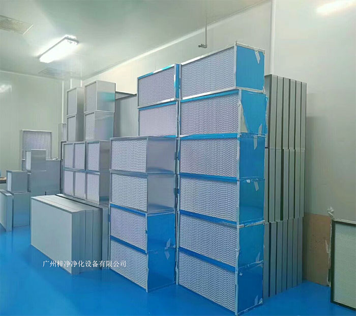 空氣過濾器主要作用是過濾掉空氣中的塵埃、細(xì)菌、病毒等微粒,確保進(jìn)入潔凈室的空氣符合規(guī)定的潔凈度標(biāo)準(zhǔn)。 空氣過濾器主要作用是過濾掉空氣中的塵埃、細(xì)菌、病毒等微粒,確保進(jìn)入潔凈室的空氣符合規(guī)定的潔凈度標(biāo)準(zhǔn)。