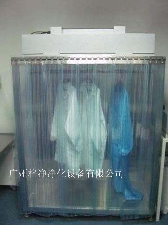 潔凈衣柜可制作為一體和分體，分體結(jié)構(gòu)為FFU+機(jī)架，在初效過濾器和高效過濾器終阻力的狀態(tài)下仍可保證風(fēng)量不變。
